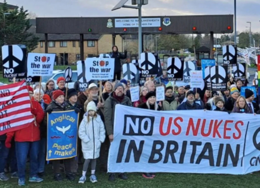 Protesters demonstrate outside RAF Lakenheath military base in Suffolk, UK, 4 April 2026 (Screengrab/X)