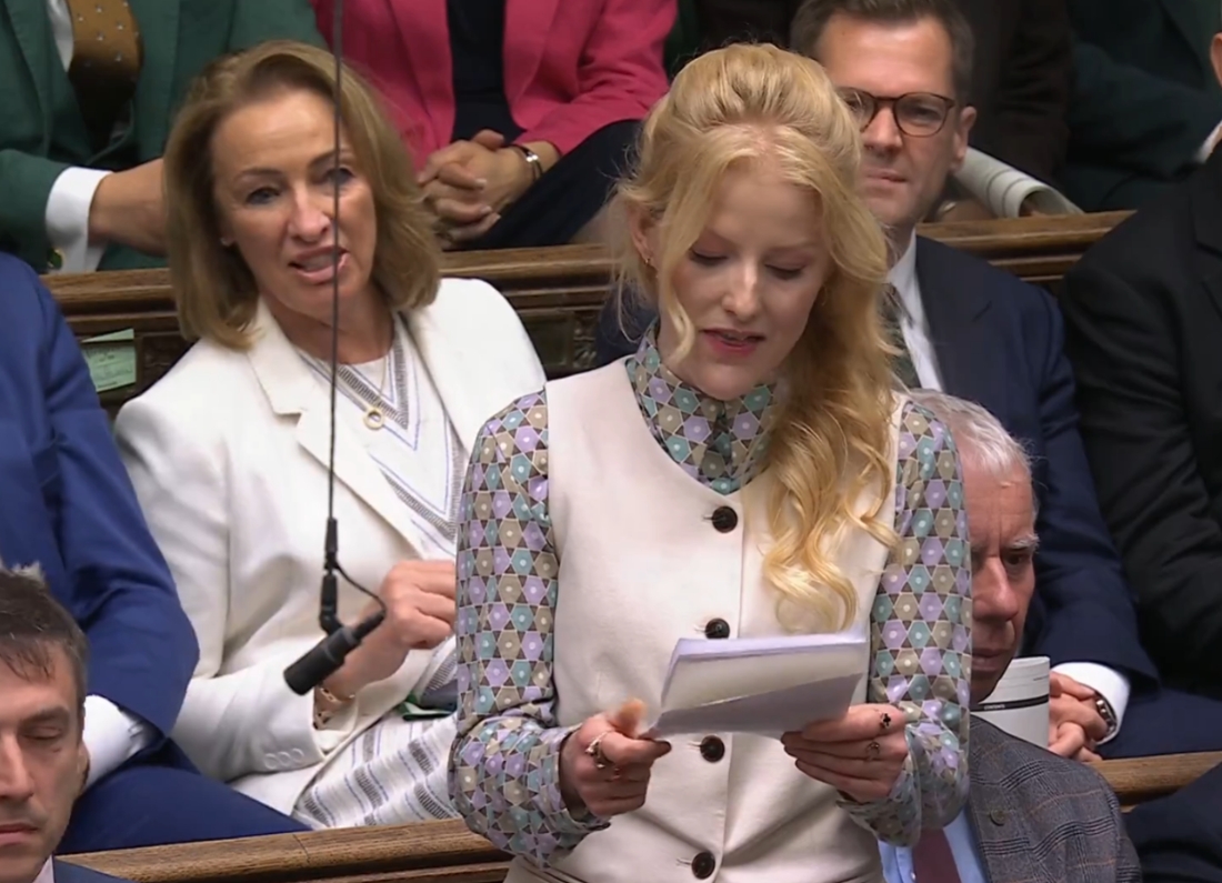 Green MP Hannah Spencer speaking in the House of Commons during Prime Minister’s Questions while holding notes and addressing Parliament.